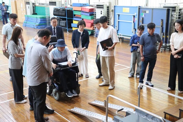 이애형 위원장은 8월21일 수원시내 신곡초·권선중·영일중 3개교를 방문해 체육관 무대 장애인 접근 편의시설 설치현장을 점검하고, 보다 안전한 교육현장 조성을 위한 개선방안을 논의했다.(사진=경기도의회)