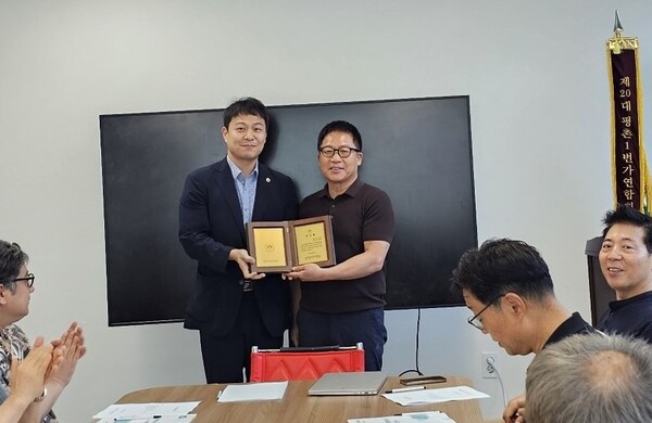 유영일 경기도의회 도시환경위원회 부위원장이 8월21일 범계로데오상인연합회로부터 지역상권 활성화에 기여한 공로를 인정받아 감사패를 받고 있다. (사진=경기도의회)