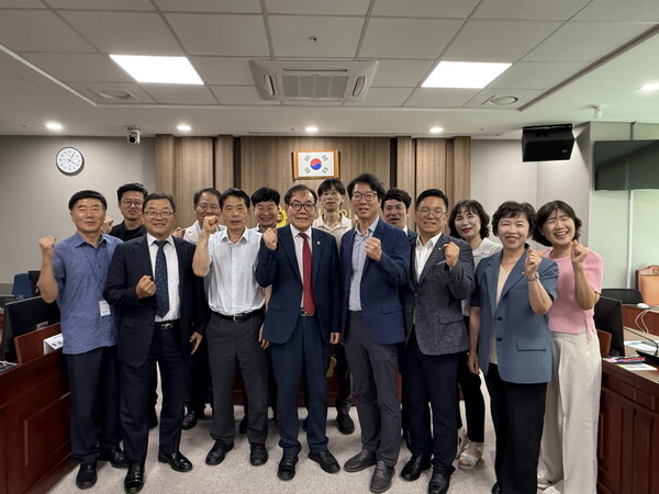 최승용 도의원은 8월21일 '공동주택 관리문화 개선 TF 및 공동주택 관리지원센터 설립 연구용역 성과 보고와 의견수렴 정담회'를 열고 공동주택 관리문화 개선 TF의 운영 성과와 공동주택 관리지원센터 연구용역의 추진 상황을 공유했다.(사진=경기도의회)