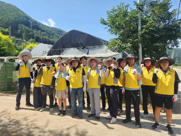 경기신보 시석중 이사장을 비롯한 임직원 25명은 8월22일 가평군 청평면 수해 피해 농가에서 침수와 토사로 훼손된 시설을 정비하고, 토사 제거 등 복구 작업을 진행했다.(사진=경기신용보증재단)