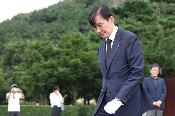 조국혁신당 조국 혁신정책연구원장이 8월25일 오전 경남 김해시 진영읍 봉하마을 노무현 전 대통령 묘역을 참배하고 있다. (사진=연합뉴스)