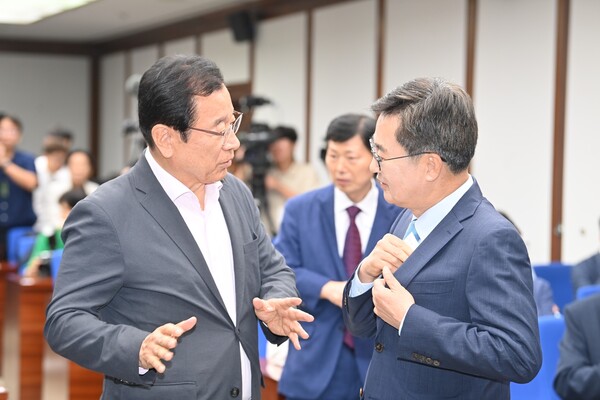  이현재 하남시장은 8월25일 국회도서관에서 열린 ‘경기도 미군 반환공여구역 개발 활성화 방안 국회토론회’에서 2007년 반환된 캠프콜번이 18년 가까이 방치되고 있다며 규제 완화와 지원을 촉구했다. (사진=하남시)