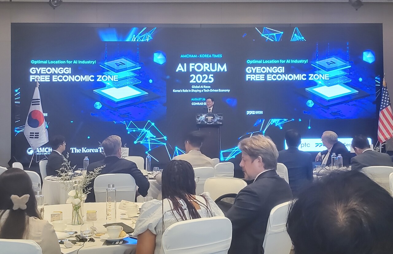 경기경제자유구역청은 26일 서울 콘래드호텔에서 주한미국상공회의소, 코리아타임즈와 공동으로 미국 기업을 대상으로 ‘AI 세미나·투자설명회’를 갖고 수소경제도시와 글로벌 정주환경을 구축 중인 ‘평택 현덕지구’ 등 주요 3개 지구의 특성과 투자 장점을 집중 소개했다.(사진=경기경제청)