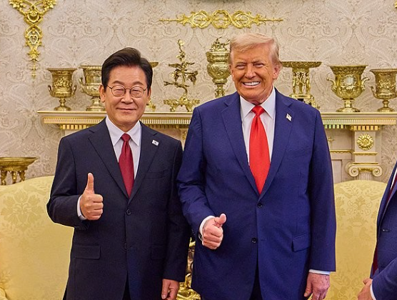 이재명 대통령이 25일(현지시간) 미국 워싱턴DC 백악관에서 열린 한미 정상회담에서 도널드 트럼프 미국 대통령과 엄지손가락을 들어보이며 미소짓고 있다.  (사진=연합뉴스)