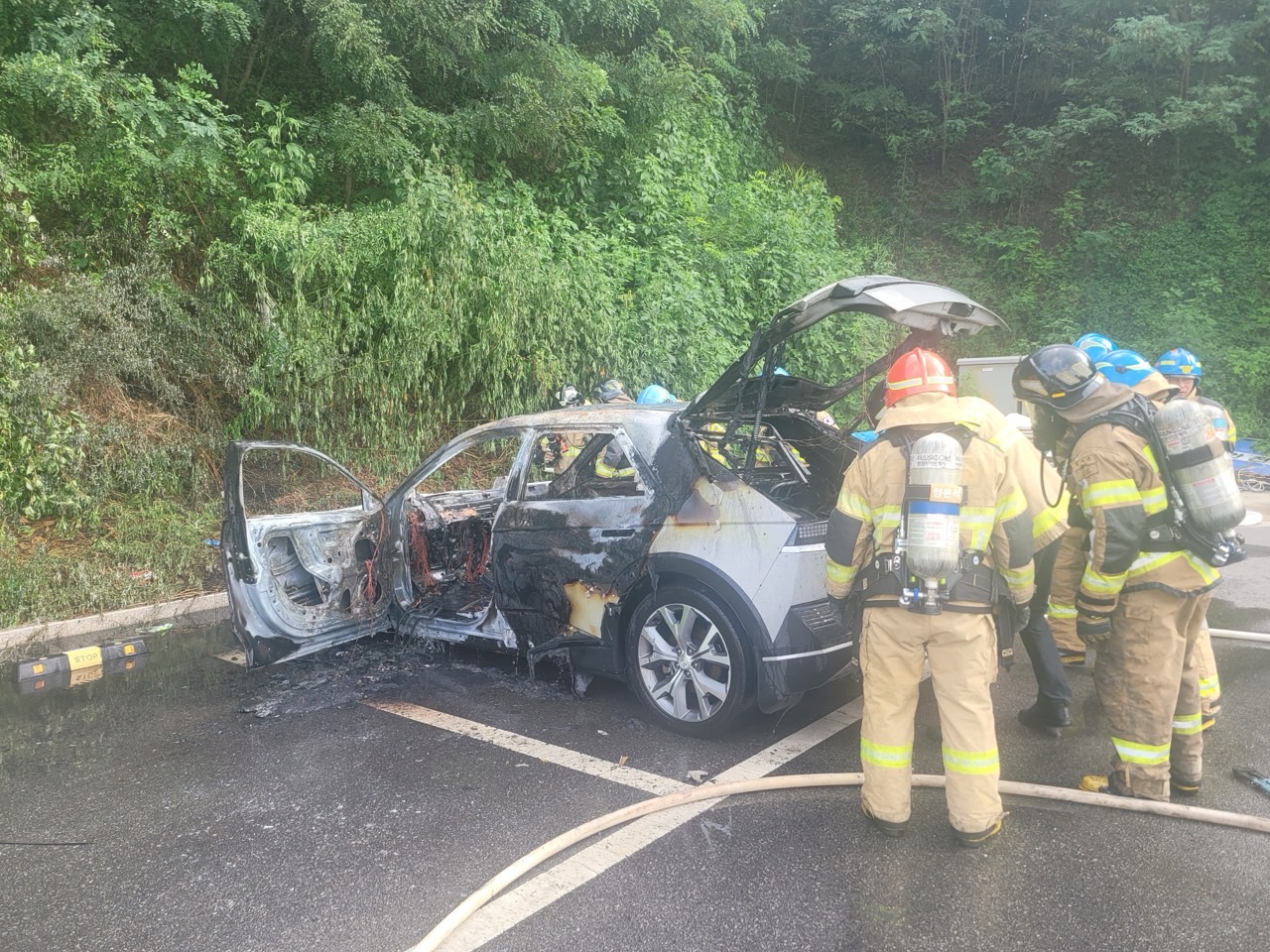 8월27일 오후 김포시 마산동의 한 주차장에서 전기차에 불이 나 인근 야산으로 번지는 사고가 있었다. 이 불로 운전자 1명이 연기를 흡입해 경상을 입었다. (사진=김포소방서)