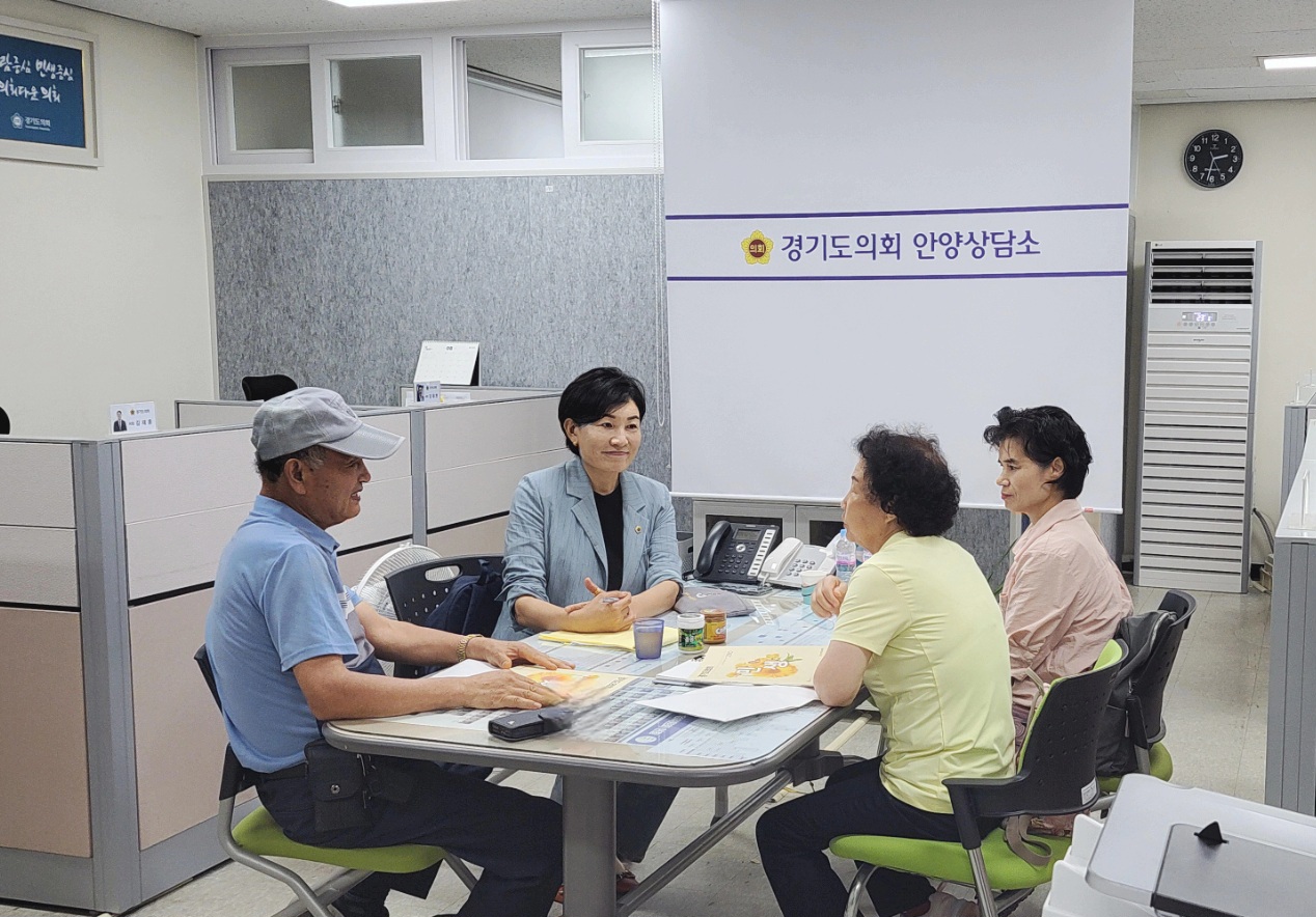 이채명 도의원은 지난26일 도의회 안양상담소에서 안양시국학기공협회 관계자들과 만나 협회 운영에 관한 애로사항을 청취하고 있다.(사진=경기도의회)