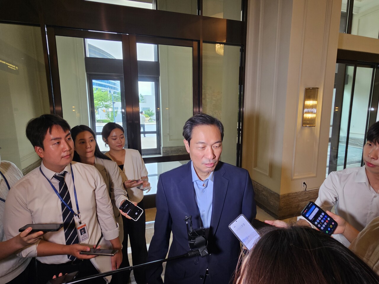 8월28일 민주당 워크숍이 열리는 인천 파라다이스 컨벤션센터를 방문한 우상호 정무수석이 기자들의 질의에 답하고 있다. (사진=홍정윤 기자)