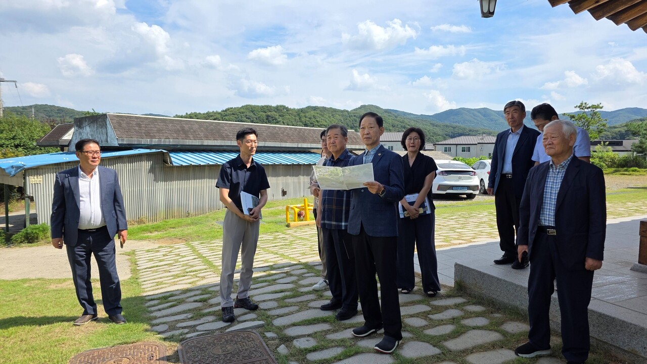 윤재영 의원은8월 27일 경기도 지정문화유산의 체계적 보존과 실효성 있는 관리 정책의 필요성을 강조하며 용인시 충렬서원을 방문해 도지정 유산의 보존 실태를 점검하고 향후 정책 보완 방향을 논의했다.(사진=경기도의회)