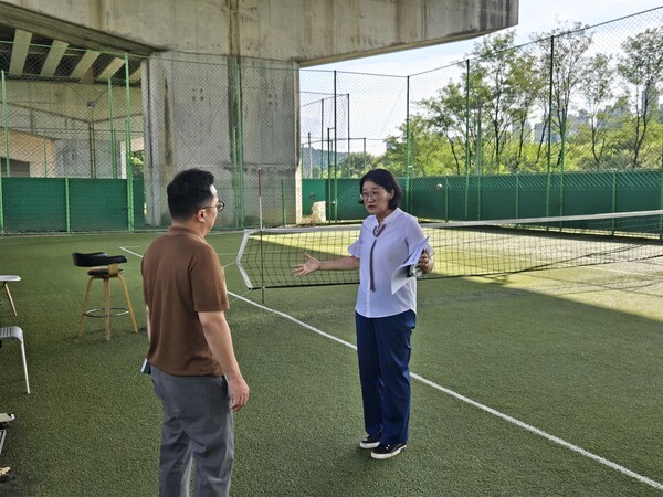 신미숙 의원은 화성시 체육진흥과 관계자와 함께 직접 영천동 족구장을 방문해 올 10월 완공을 목표로 추진 중인 화장실 설치 예정 공간을 둘러보고 쾌적한 시설 조성을 위한 사항을 점검했다.(사진=경기도의회)