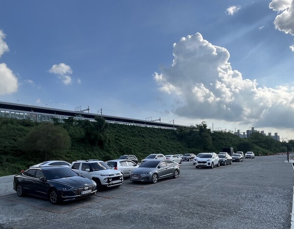 이천시가 부발역 철도부지 일원에 임시 공영주차장 272면을 추가 조성해 개방했다. 이번 조치로 부발역 인근 임시 공영주차장은 총 472면 규모가 됐다. (사진=이천시)