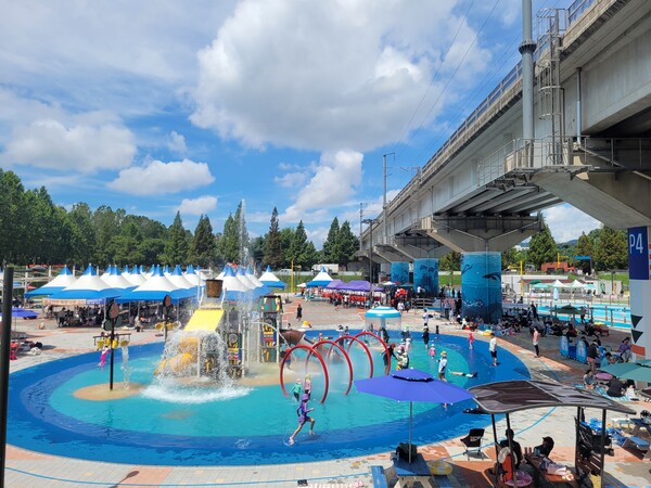 인천시 남동구가 올해 논현포대근린공원에 조성한 남동 물빛놀이터가 두 달간 약 4만 명의 방문객을 기록하며 첫 운영을 마무리했다. (사진=남동구)