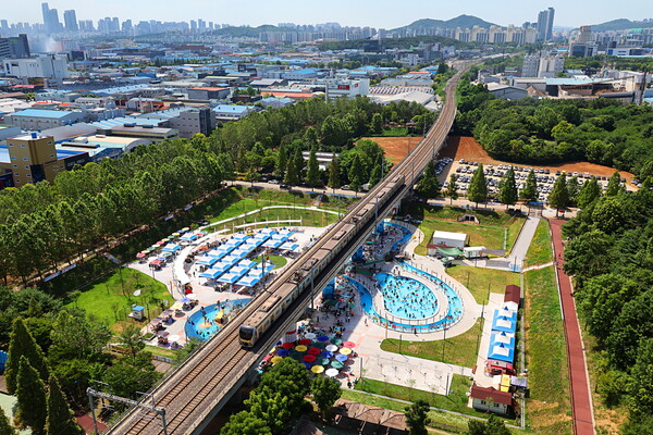 인천시 남동구가 올해 논현포대근린공원에 조성한 남동 물빛놀이터가 두 달간 약 4만 명의 방문객을 기록하며 첫 운영을 마무리했다. (사진=남동구)