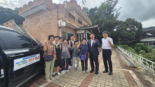 고준호 도의원은 8월29일, 정책 제안으로 시작 된 경기복지재단의 경기복지 현안 우선지원사업으로 파주시노인복지관에서 운영 중인 ‘모셔가고 모셔오는 복지서비스’ 사업의 운영 현장을 직접 점검하고 어르신들의 목소리를 청취했다.(사진=경기도의회)