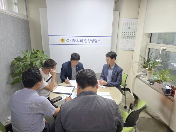 유영일 도의원은 8월28일 의회 안양상담소에서 경기도 및 경기주택도시공사 관계자들로부터 인덕원 역세권 기회타운 착공식과 관련한 업무보고를 받고 있다. (사진=경기도의회)