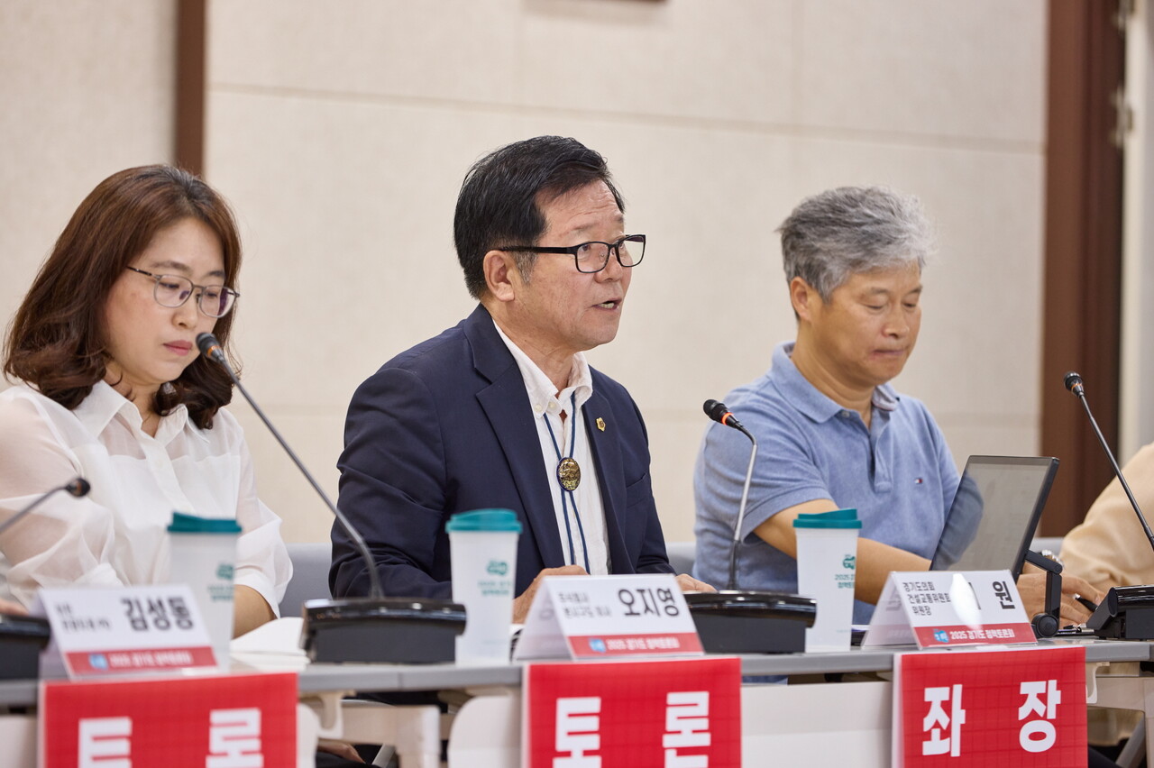 허원 위원장은 8월29일 김일중 경기도의회 의원, 박용진 경기도 협치수석, 김재헌 이천시의회 부의장, 김재국 이천시의회 의회운영위원장 등이 참석한 가운데 ‘산업 속 자연, 반도체 클러스터 공원 조성의 미래 전략토론회’가 8월29일 이천시청 대회의실에서 성황리에 개최됐다.(사진=경기도의회)