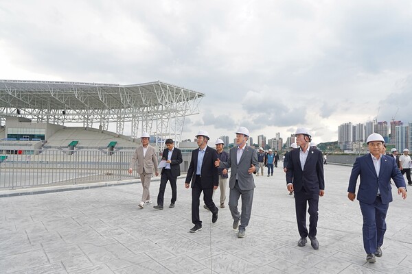 유승민 대한체육회장과 이원성 경기도체육회장이 광주시 양벌동 23-9 일원에서 추진 중인 광주시 종합운동장 건립 공사 현장을 방문했다. (사진=광주시)