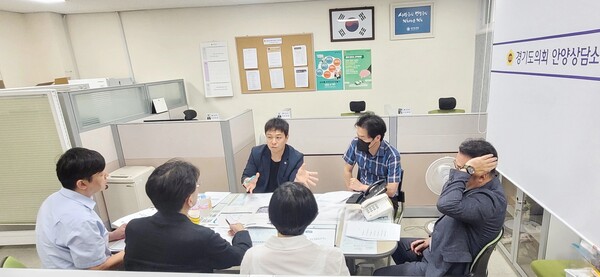 유영일 부위원장은 지난달 29일 도의회 안양상담소에서 경기주택도시공사 관계자들과 면담을 갖고 여주 물류단지 조성 등 주요 현안을 보고받고 있다.(사진=GH)