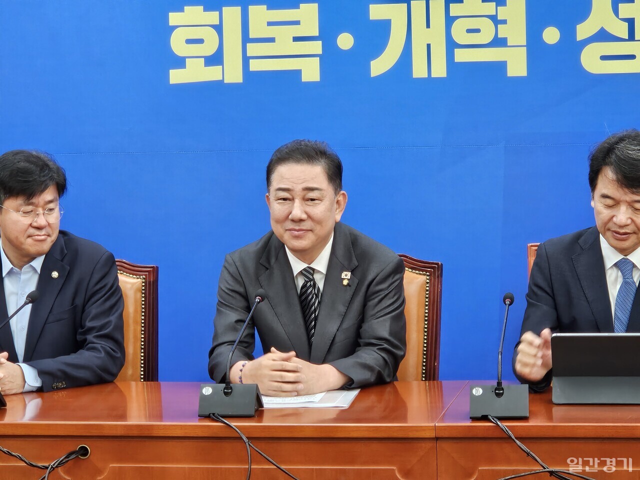 김병기 더불어민주당 원내대표는 9월2일 국회에서 열린 기자회견에서 내란특별재판부와 관련 필요 여부를 판단하고 그 후에 위헌 여부를 논의하는 게 순서라는 입장을 드러냈다. (사진=홍정윤 기자)