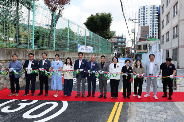 남동구는 9월3일 간석3동 약산초등학교 북측 담장을 허물고 너비 1.5m, 연장 100m의 안전 통학로를 만들었다 (사진=남동구)