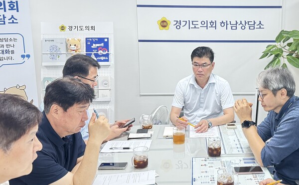 윤태길 의원은 경기도의회 하남상담소에서 ‘위례–신사선 사업 추진’과 관련해 주민 의견을 청취하는 간담회를 열고 위례신도시 하남 지역의 철도교통 여건과 향후 추진 방향을 논의했다.(사진=경기도의회)