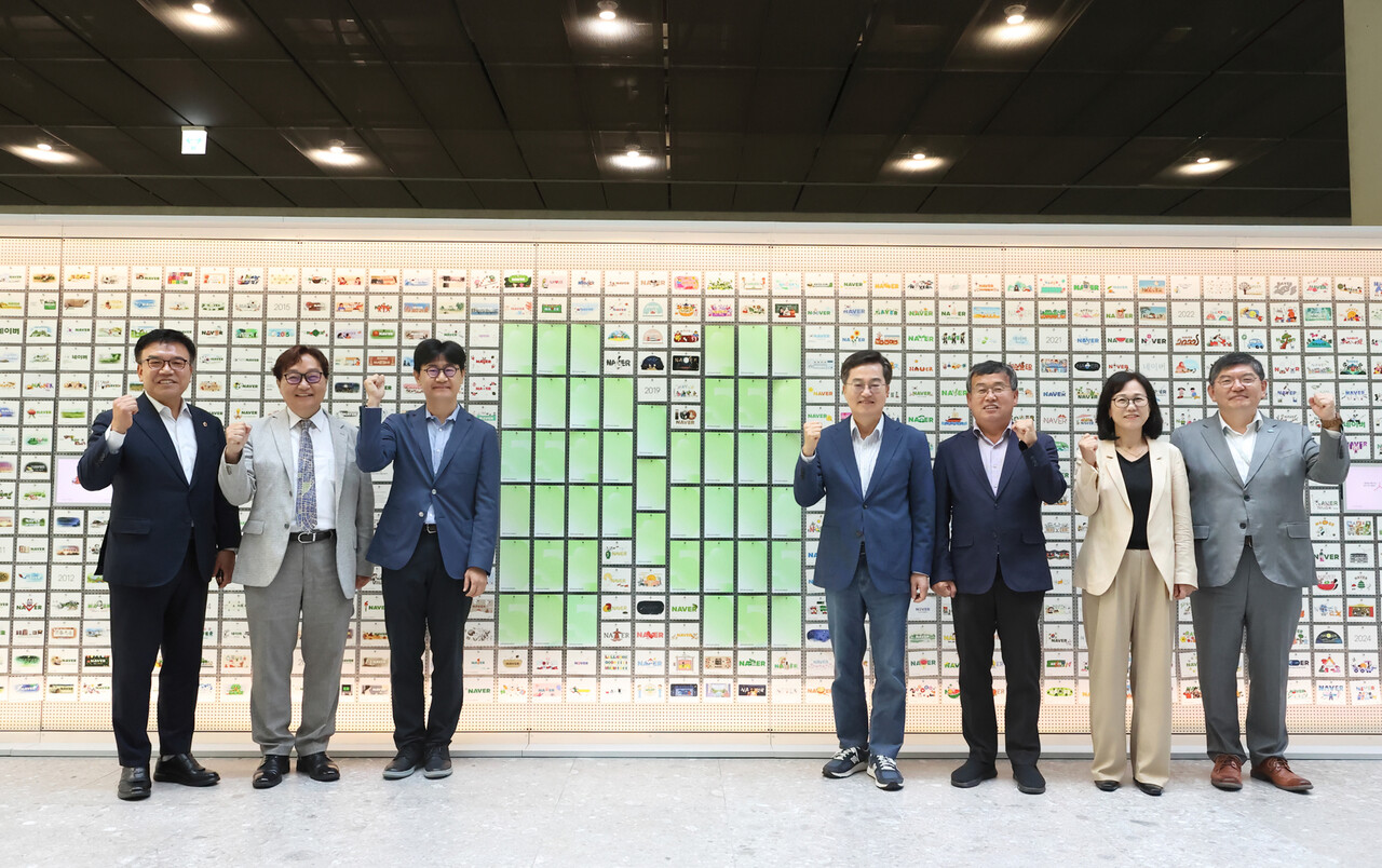 3일 오전 네이버 1784에서 열린 2025년 제2차 경기도 기후위기대응위원회 전체회의에서 김동연 경기도지사와 기후위기대응위기 위원회 위원들과 함께 기념촬영을 하고 있다.(사진=경기도)