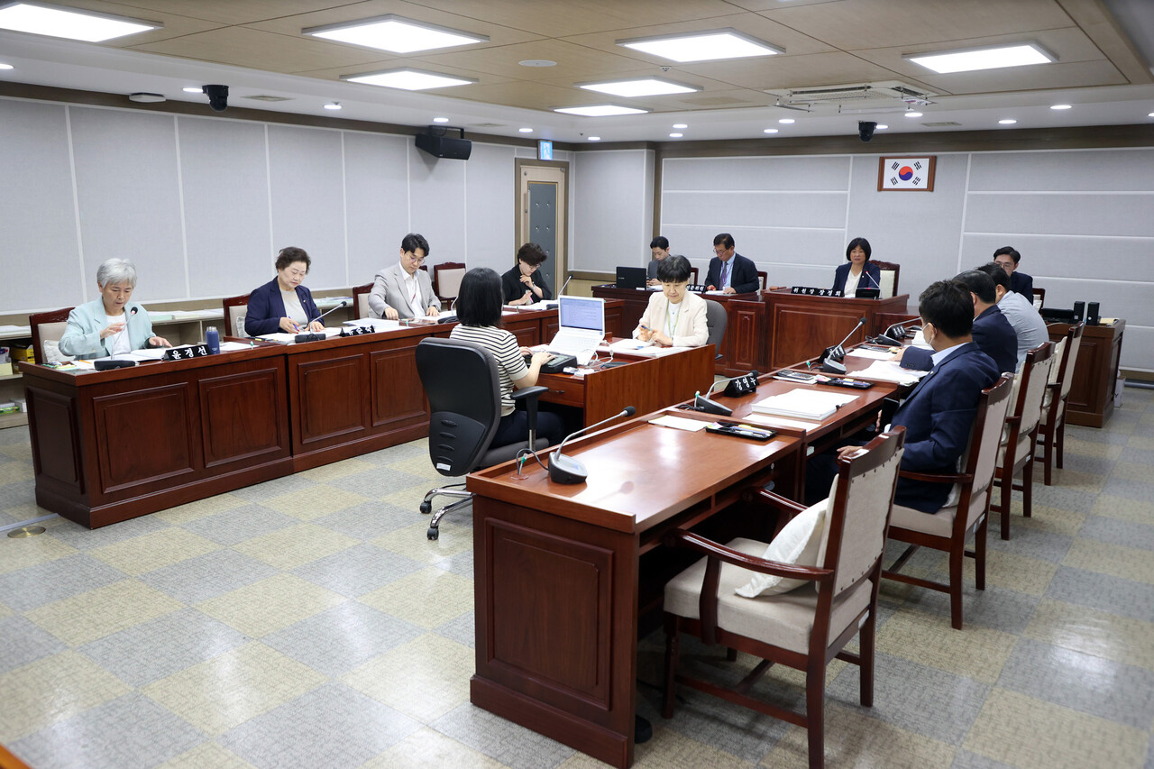 수원특례시의회 기획경제위원회은 9월3일 감사관, 공보관, 홍보기획관, 인권담당관, 대외협력사무소, 기획조정실 소관부서에 대한 2025년도 주요업무 추진실적 보고를 청취했다. (사진=수원특례시의회)