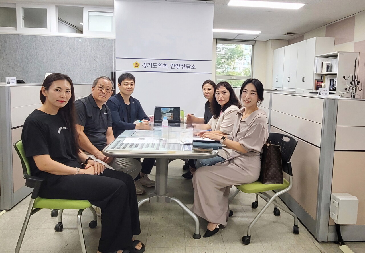 유영일 부위원장은 9월2일 의회 안양상담소에서 삼성초등학교 총동문회·학부모폴리스·녹색어머니회원들로부터 안양 삼성초 환경개선 관련 민원을 청취했다.(사진=경기도의회)