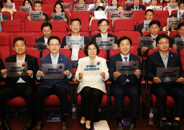 김보라 안성시장은 9월4일 국회 의원회관 대회의실에서 열린 사회연대경제 지방정부협의회 출범식에서 전국 43개 지자체가 참여하는 협의회의 회장 도시로서 지방정부 차원의 비전과 포부를 제시했다. (사진=안성시)