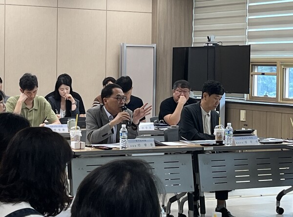 경기도의회 교육기획위원회 안광률(더불어민주당, 시흥1) 위원장이 9월4일 시흥교육지원청에서 열린 「(가칭)시흥특수학교 신축공사 설계공모 당선안 설명회」에 참석해 당선작의 주요 내용과 향후 추진 계획을 점검하고, 장애학생 교육권 보장을 위한 신속한 사업 추진을 당부했다. (사진=경기도의회)