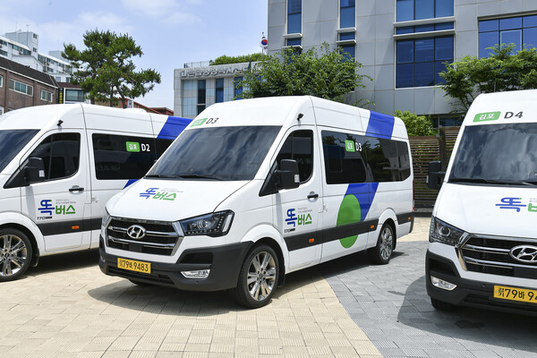 김포시가 9월 12일(금)부터 김포공항역 3번 출구에서 아라마리나를 거쳐 고촌읍 향산리 힐스테이트 아파트까지 운행하는 김포똑버스(DRT) 신설 노선을 개통했다. (사진=김포시)