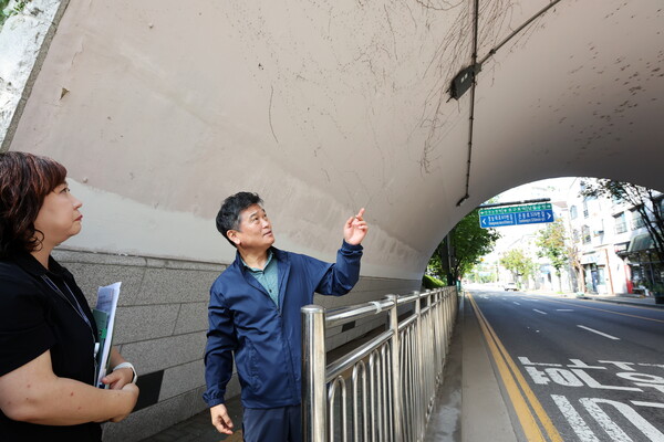 박종효 인천 남동구청장이 9월5일 올해 20개 동 주민총회에서 선정된 마을 의제 사업 대상지를 현장 방문해 사업 타당성 검토와 실현 방안을 논의했다. (사진=남동구)