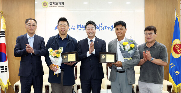 김진경 경기도의회 의장이 시흥시 발전을 위해 헌신하며 주민 삶에 변화를 만들어 온 이화수 시흥장현지구총연합회 회장과 신철균 시흥시희망팔도회 회장에게 각각 지역발전 유공 표창을 수여했다. (사진=경기도의회)