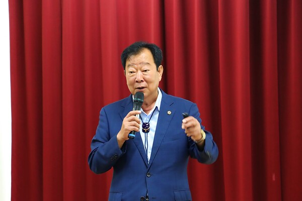 임상오 위원장이 9월4일 고양시 일산소방서를 방문해 주요 현안업무를 보고받고, 소방공무원을 대상으로 특강을 실시하고 있다.(사진=경기도의회)