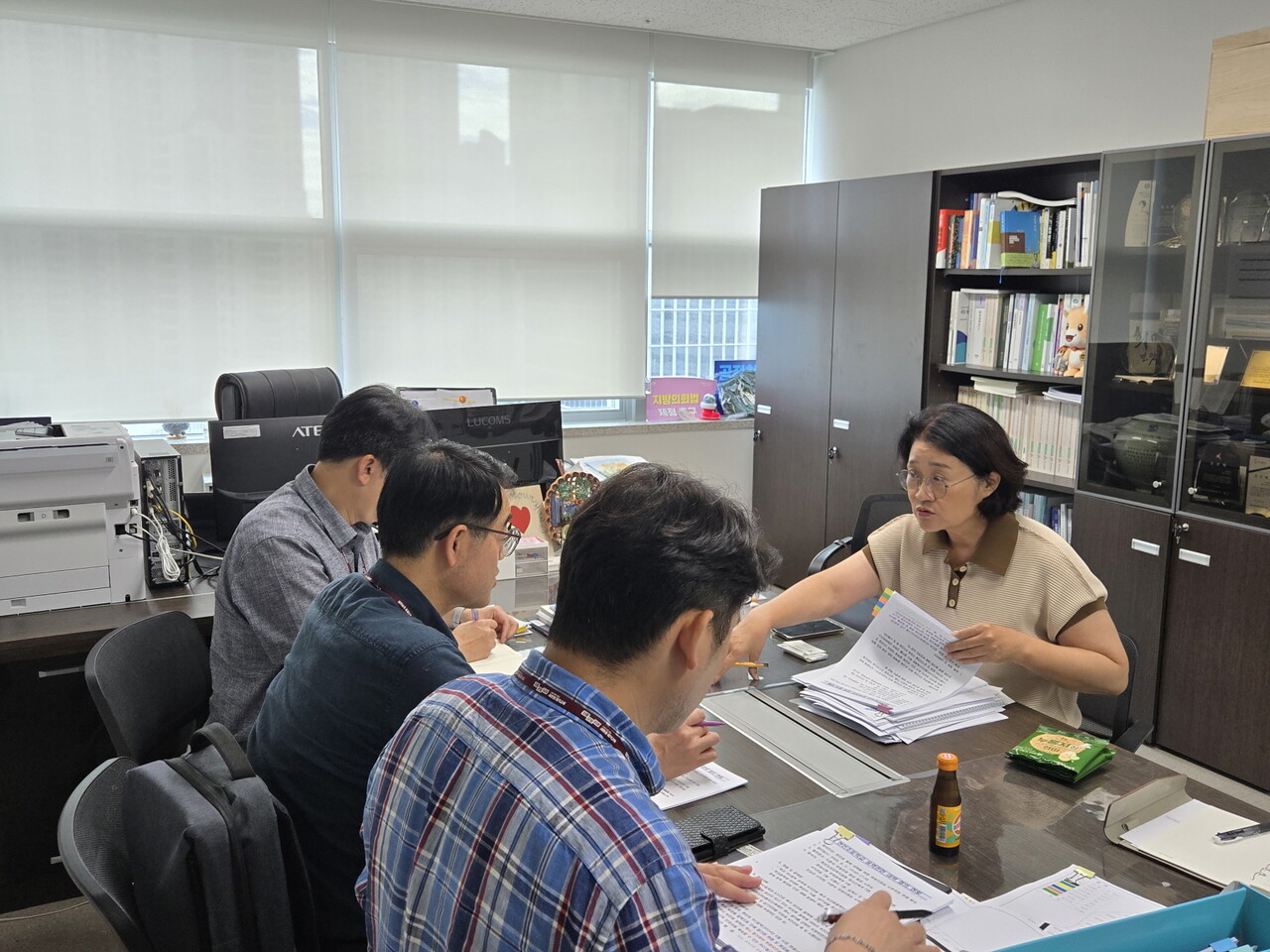 신미숙 의원은 지난5일, 경기도의회에서 화성오산교육지원청 신축과 관계자들을 만나 화성 현민초등학교 북측 외부 옹벽 붕괴 위험 문제와 관련해 철거 및 안전대책을 논의했다.(사진=경기도의회)