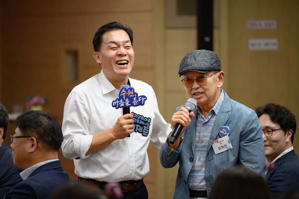  이재준 수원시장은 9월8일 수원시가족여성회관에서 '2025 새빛만남 – 수원, 마음을 듣다'  매교동 주민들과 첫 만남을 갖고 시민 한 명 한 명의 의견이 수원시의 방향이 될 것이라고 밝혔다. (사진=수원시)