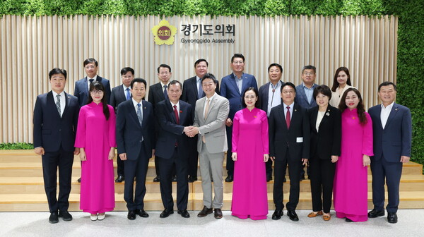 경기도의회는 8일 도의회를 공식 방문한 베트남 닌빈성 인민의회 대표단을 만나 양국의 우호협력과 실질적인 교류 확대 방안을 논의했다.(사진=경기도의회)