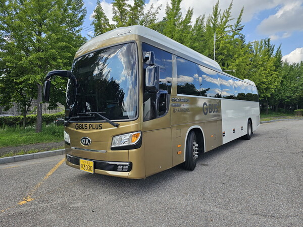 경기 프리미엄 버스 P5342번이 9월 10일 오전 6시 40분 첫차를 시작으로 출퇴근 시간대에 수원과 서울 잠실을 오가는 운행을 시작했다. (사진=수원시)