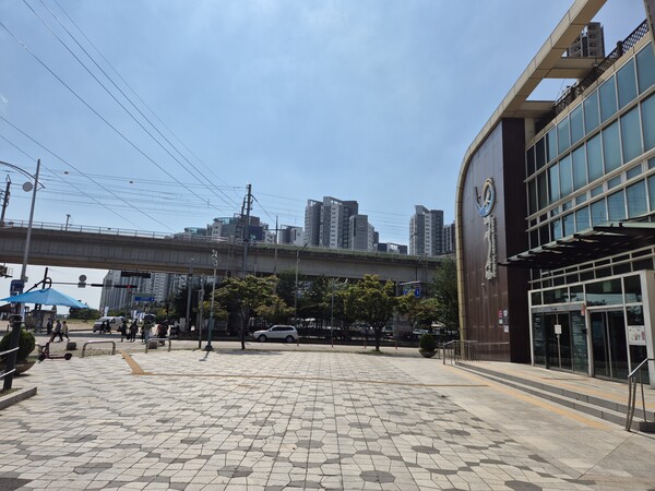 인천시 남동구가 제25회 소래포구축제를 앞두고 소래포구 내 노점상 부스 5개소를 철거해 도로 환경을 정비했다. (사진=남동구)