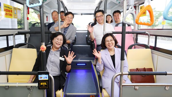 안성시가 7월 29일 개통한 91번 노선에 이어 9월 16일부터 90번 노선을 추가 운행하며 시내주요 거점을 연결하는 순환버스 운행망을 완성했다. 