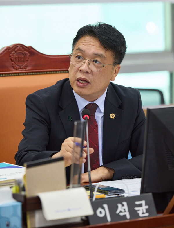 이석균 의원이 10일 경기도의회 기획재정위원회 회의실에서 열린 제386회 임시회 2025년도 제2회 추가경정예산안 및 기금운용계획 변경 심의에서 경기도의 확장재정 기조에 대한 문제점을 지적했다.(사진=경기도의회)