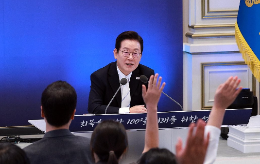 이재명 대통령은 9월11일 취임 100일 기자회견에서 기자들의 질의를 받고 있다. (사진=연합뉴스)