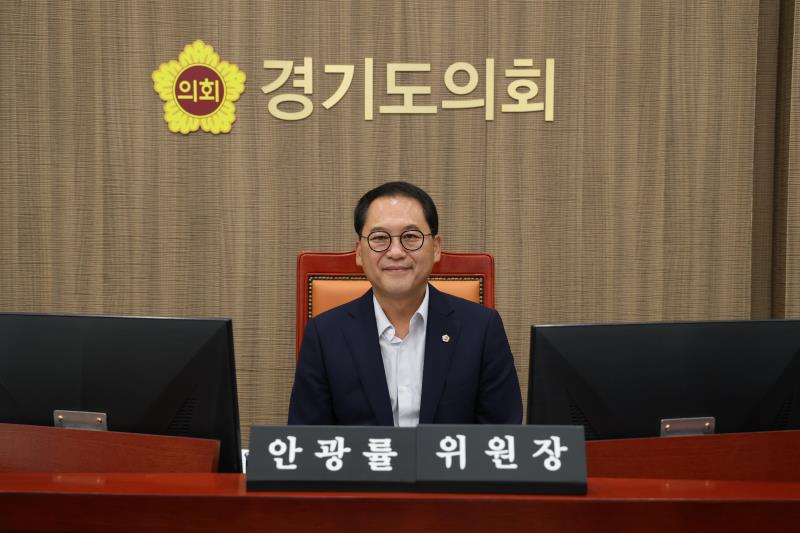 경기도의회 교육기획위원회 안광률(더불어민주당, 시흥1) 위원장은 지난 9월10일 열린 제386회 임시회 상임위 회의에서 경기도교육청이 제출한 「2025회계연도 경기도교육비특별회계 세출예산 이용에 관한 건」에 대해 절차적 정당성을 훼손했다며 깊은 유감을 표했다. (사진=경기도의회)