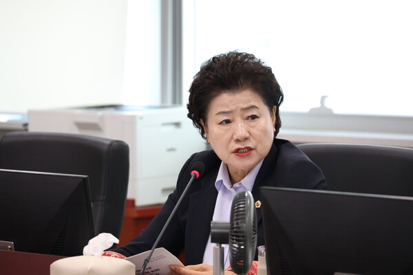 [일간경기=김인창 기자] 경기도의회 경제노동위원회 소속 남경순(국민의힘, 수원1) 의원은 9월10일 열린 2025년도 제2회 경제실 추가경정예산안 심의에서, '50% 이상 감액 사업' 관련 자료를 분석하며 일부 사업의 예산 편성 및 집행에 대한 문제점을 지적하고, 효율적인 예산 운용을 위한 개선책 마련을 촉구했다.
