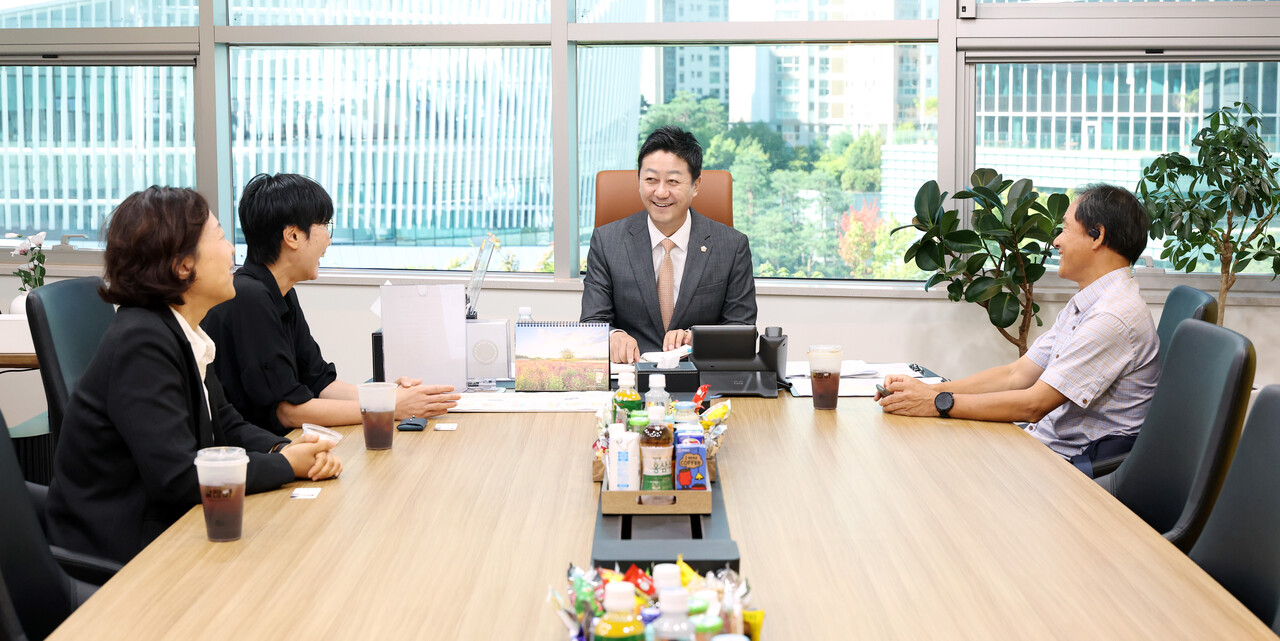 김진경 경기도의회 의장은 11일 의장 집무실에서 시흥시노동자지원센터 박희정 센터장과 김수정 상담실장, 김지나 노무사 등을 만나 시흥시 관내 이동노동자 간이형 이동 쉼터 설치 필요성을 청취하고, 지원 방안을 논의했다.(사진=경기도의회)