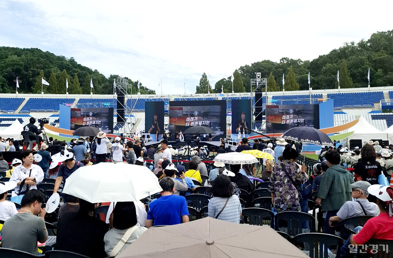 제19회 경기도장애인생활체육대회가 12일 열린 개회식에서 31개 시군 선수단이 입장을 하고 있다.(사진=김인창기자)