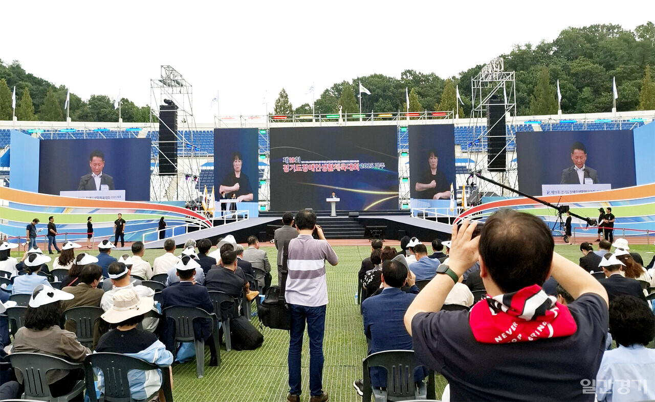 파주스타리움에서 열린 제19회 경기도장애인생활체육대회 개회식에서 고영인 경기도경제부지사가 축사를 하고 있다.(사진=김인창기자)