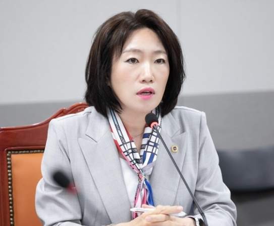 이혜원 의원(국민의힘·양평2)이 대표 발의한 '경기도 출자·출연 기관의 장의 임기에 관한 조례안'을 의결해 본회의로 넘겼다. (사진=경기도의회)