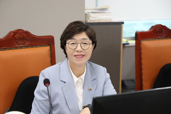 박옥분 경기도의회 의원은 제386회 임시회 건설교통위원회에서 열린 2025년도 제2회 추가경정예산안 심사에 참석했다. (사진=경기도의회)