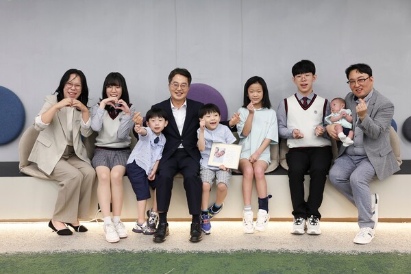 김동연 경기도지사가 9월12일 수원에서 진행한 '달달버스' 행사 중 여섯 남매 가정을 방문했다. (사진=경기도)