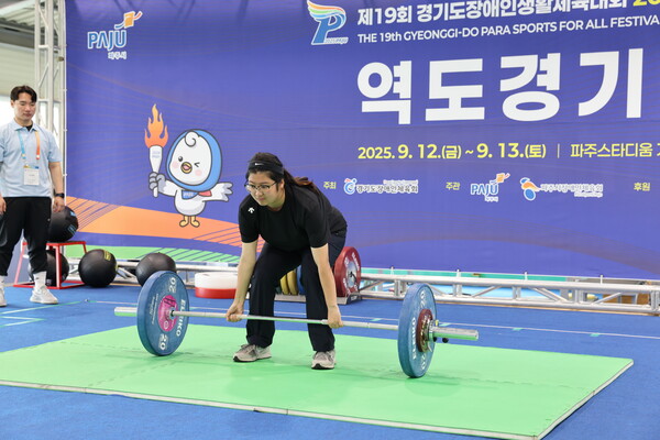 9월13일 파주시 일대에서 열린 제19회 경기도장애인생활체육대회 역도 경기에서 여성선수가 바벨을 들고 있다. (사진=경기도장애인체육회)